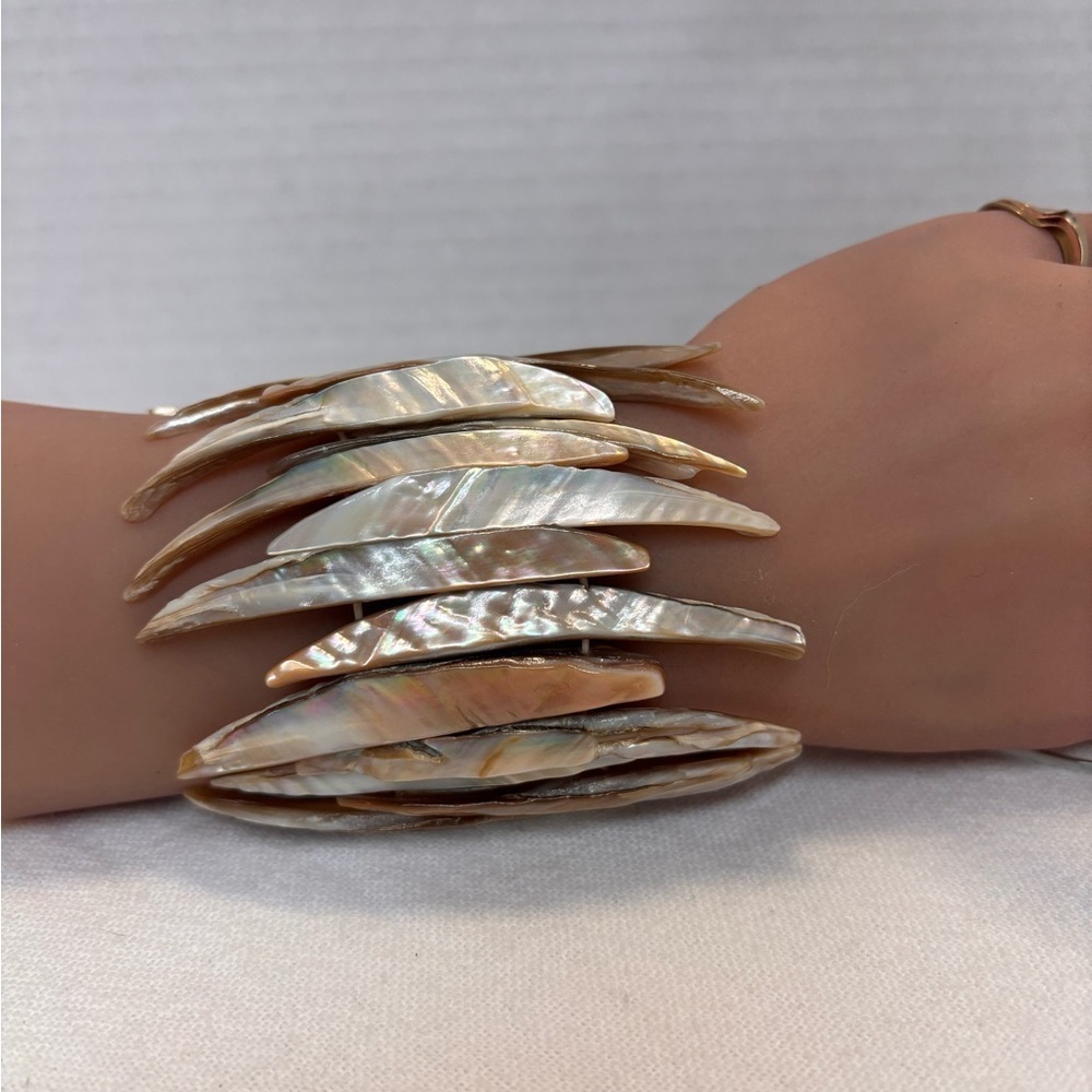 Elegant Abolone Natural Colour Stretch Bracelet